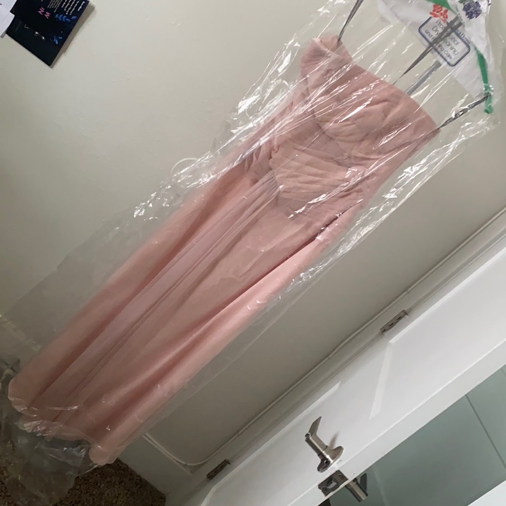Their wing David’s bridal dress in light pink. Worn once as a bridesmaid